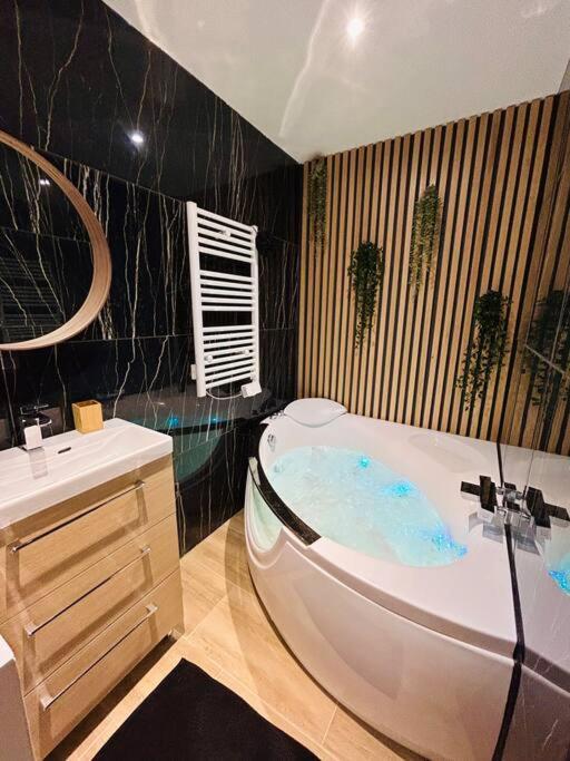T4 Jolie Vue Avec Jaccuzzi Apartment Vitrolles  Exterior foto