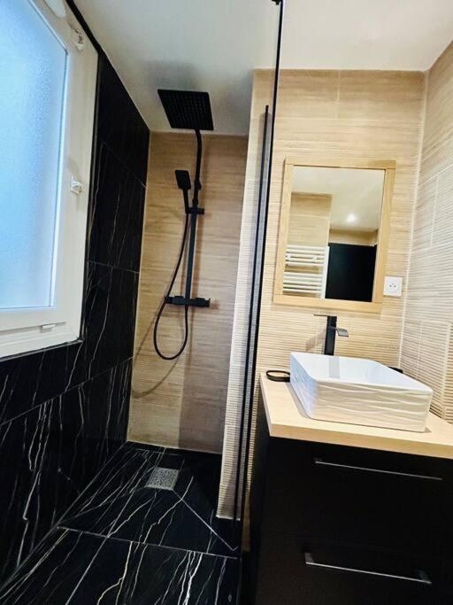 T4 Jolie Vue Avec Jaccuzzi Apartment Vitrolles  Exterior foto
