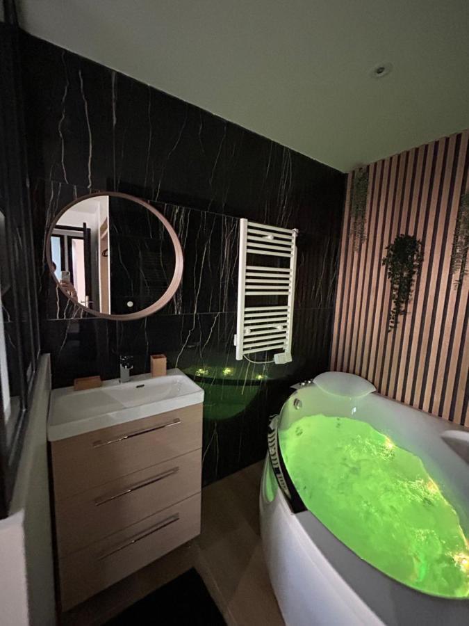 T4 Jolie Vue Avec Jaccuzzi Apartment Vitrolles  Exterior foto