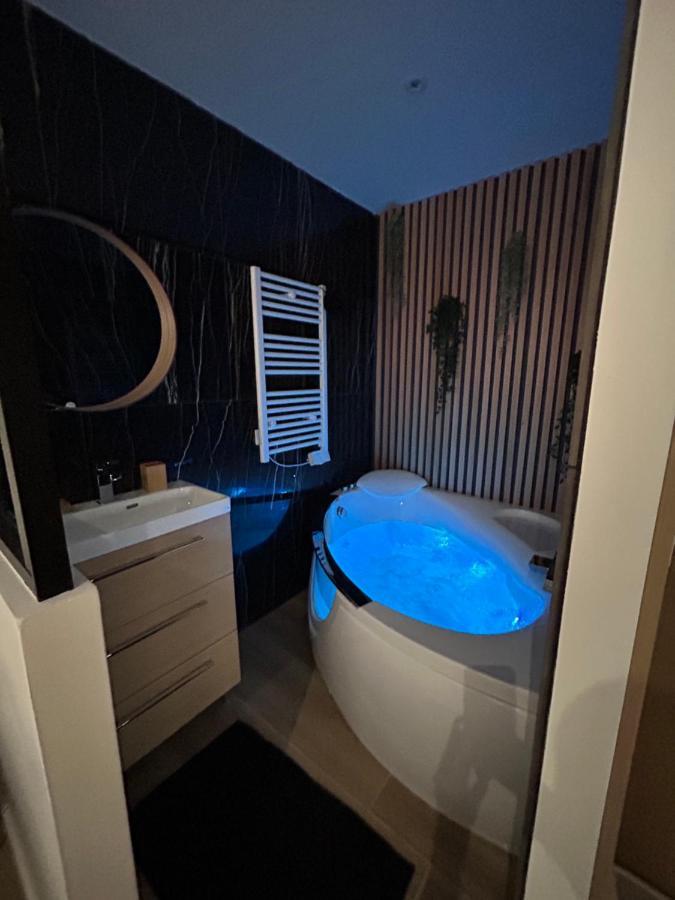T4 Jolie Vue Avec Jaccuzzi Apartment Vitrolles  Exterior foto