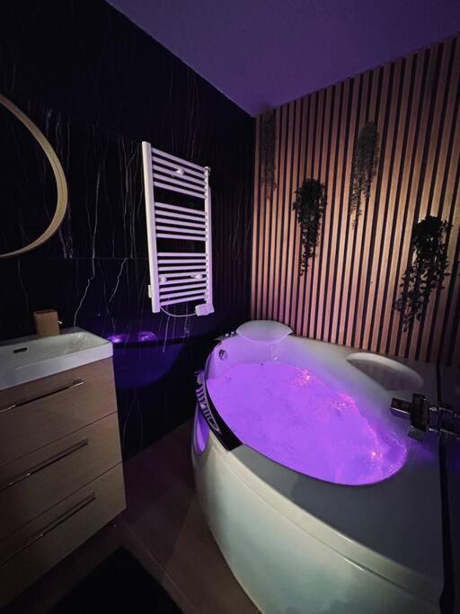 T4 Jolie Vue Avec Jaccuzzi Apartment Vitrolles  Exterior foto