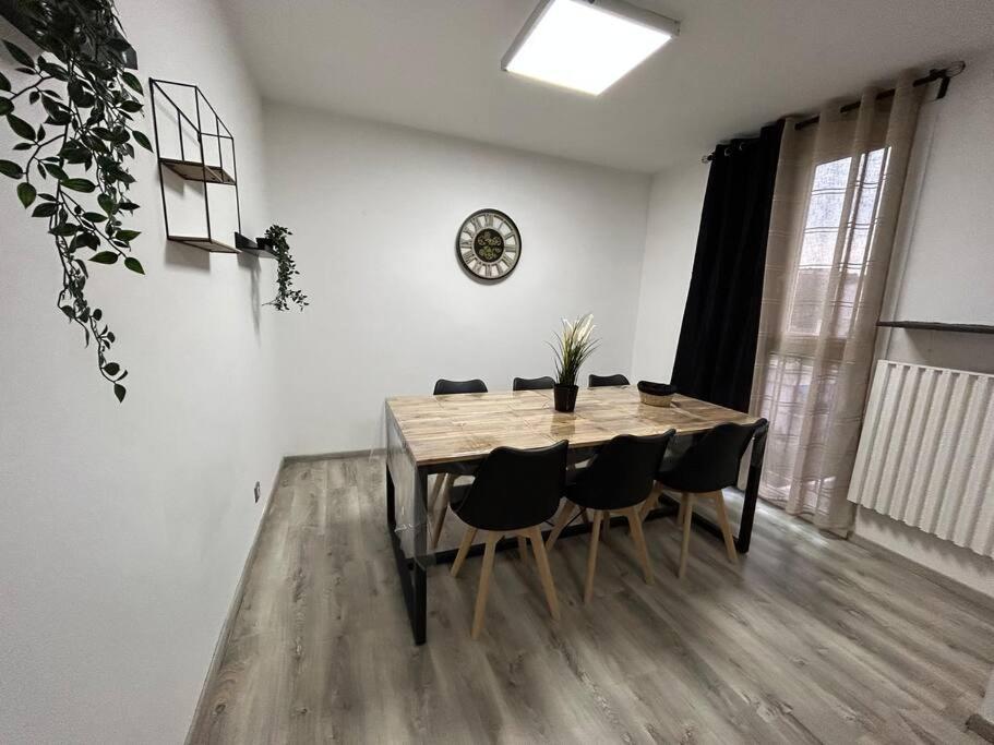 T4 Jolie Vue Avec Jaccuzzi Apartment Vitrolles  Exterior foto